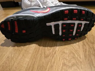 Zapatillas deportivas Nike blancas y rojas