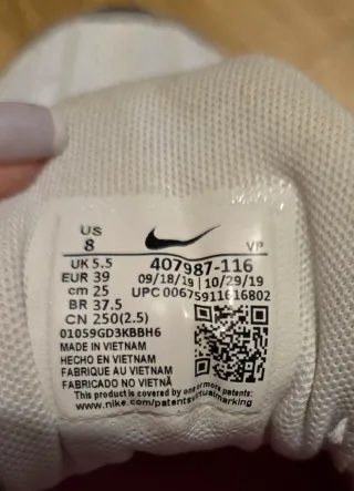 Zapatillas deportivas Nike blancas y rojas