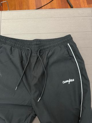 Pantalón chándal negro con logo