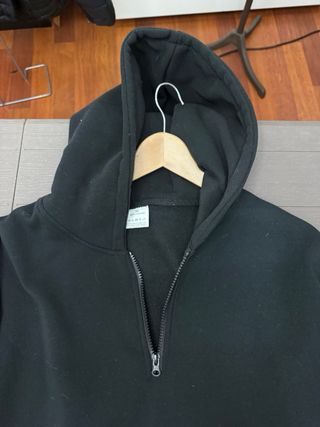 Sudadera negra con cremallera