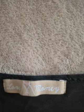 Vestido negro con hombros u espalda en tul