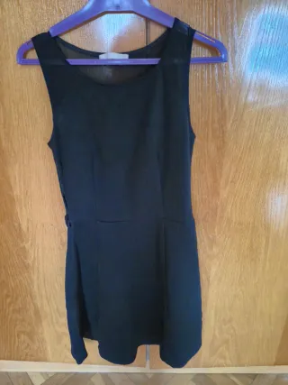 Vestido negro con hombros u espalda en tul