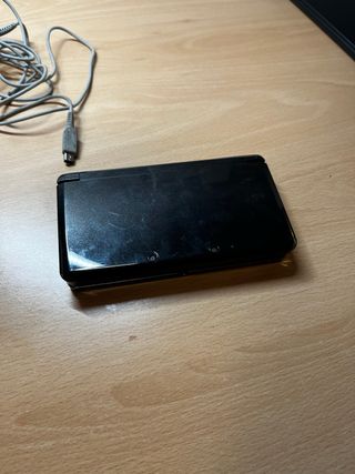 Nintendo 3DS nera con caricatore e giochi