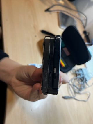 Nintendo 3DS nera con caricatore e giochi