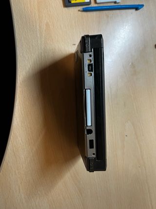 Nintendo 3DS nera con caricatore e giochi