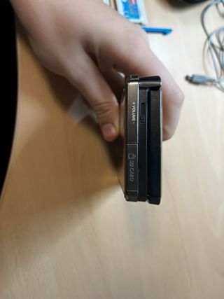 Nintendo 3DS nera con caricatore e giochi