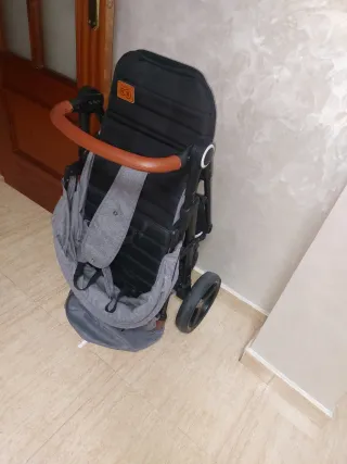 Cochecito bebé gris y negro