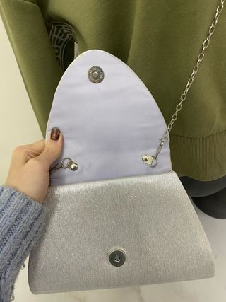 Bolso de mano plateado con cadena