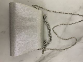 Bolso de mano plateado con cadena