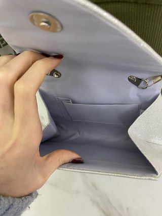 Bolso de mano plateado con cadena