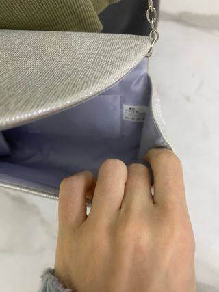 Bolso de mano plateado con cadena