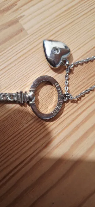 Colgante G by GUESS de llave y corazón