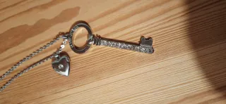 Colgante G by GUESS de llave y corazón