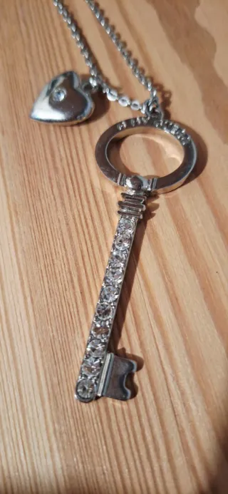 Colgante G by GUESS de llave y corazón