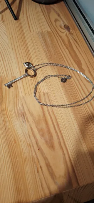 Colgante G by GUESS de llave y corazón