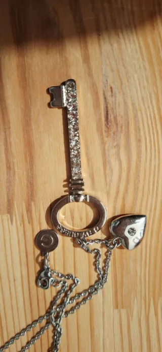 Colgante G by GUESS de llave y corazón