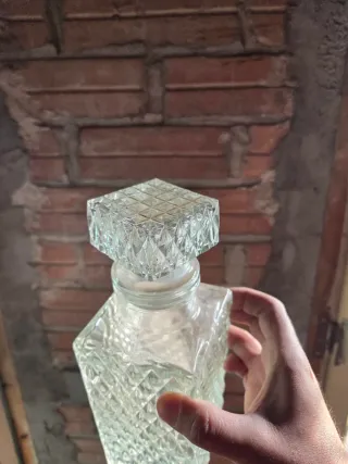 Botella de cristal labrada