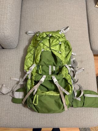 Mochila senderismo verde y gris