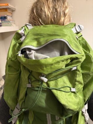 Mochila senderismo verde y gris