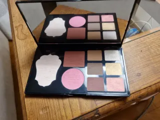 CRISTIAN LAY KIT MAQUILLAJE. Sin estrenar.