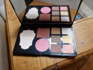 CRISTIAN LAY KIT MAQUILLAJE. Sin estrenar.