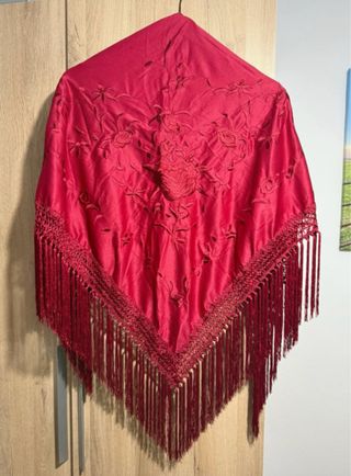 Mantoncillo bordado rojo