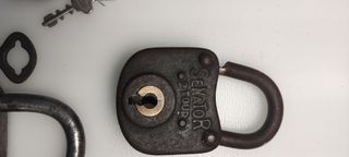 Lote de candados y llaves antiguas