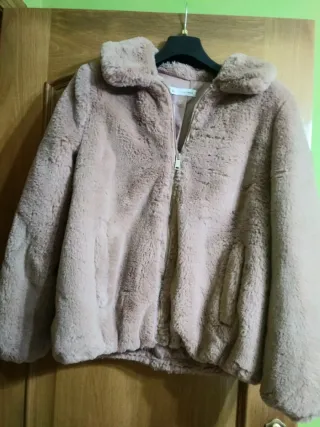 Abrigo beige de pelo sintético