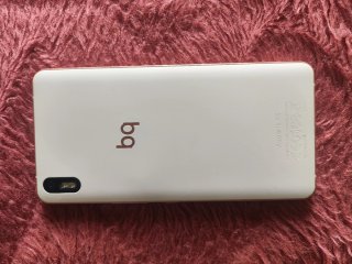 Móvil dorado y blanco