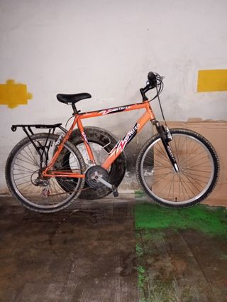 Bicicleta de montaña naranja