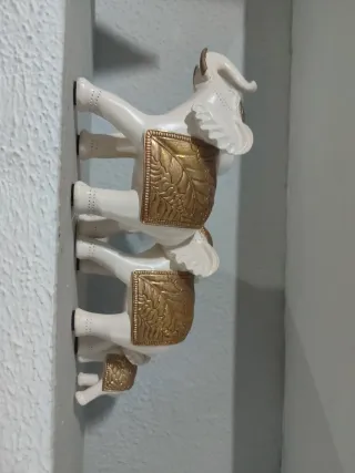 Tres elefantes decorativos blanco y dorado