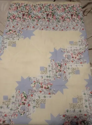 Manta de retazos floral beige y rosa