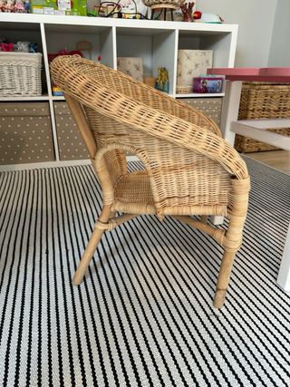 Mesa infantil VTV + 2 silloncitos ratán