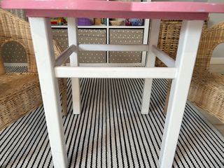 Mesa infantil VTV + 2 silloncitos ratán