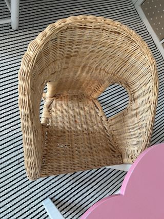 Mesa infantil VTV + 2 silloncitos ratán