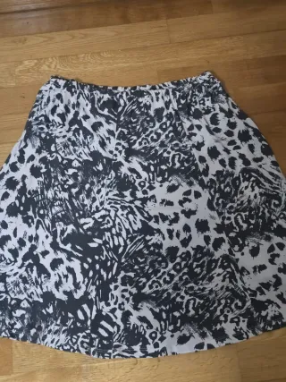 Falda estampada leopardo talla L/XL. 2 EUROS