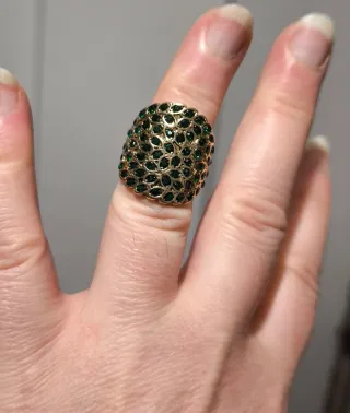 Anillo dorado con piedras verdes