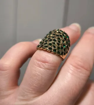 Anillo dorado con piedras verdes