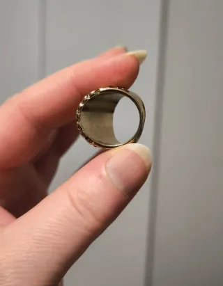 Anillo dorado con piedras verdes