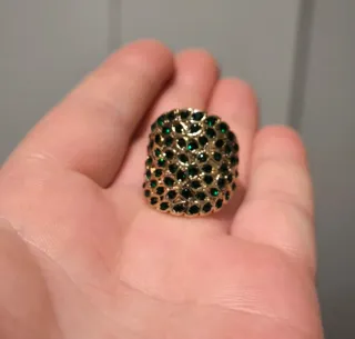 Anillo dorado con piedras verdes