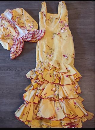 Traje de flamenca amarillo floral con chaquetilla