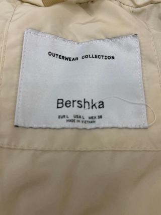 Cazadora beige con capucha de pelo