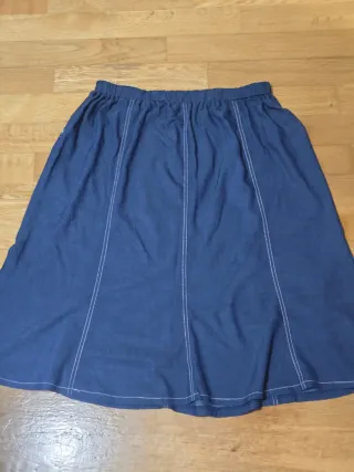 Falda  con pespuntes.Talla L/XL. 2 EUROS