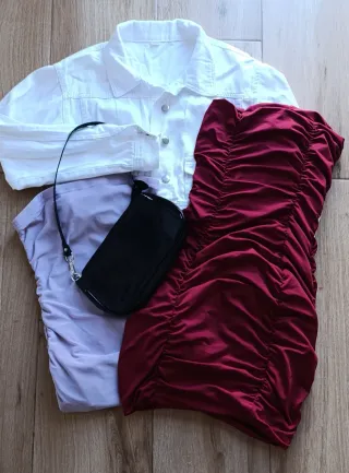 Conjunto juvenil: chaqueta blanca, vestido burdeos