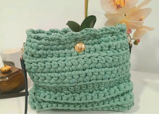Bolso crochet verde agua marina con botón dorado