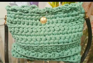 Bolso crochet verde agua marina con botón dorado