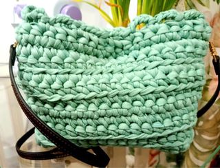 Bolso crochet verde agua marina con botón dorado