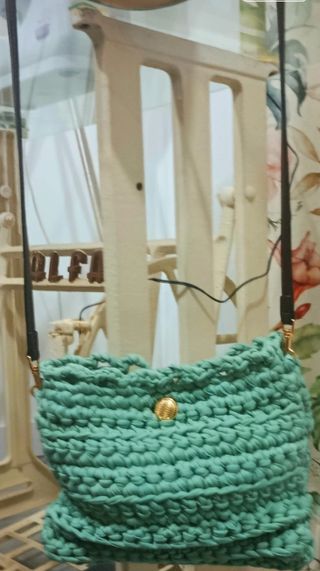 Bolso crochet verde agua marina con botón dorado