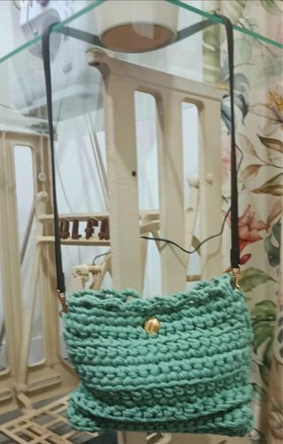 Bolso crochet verde agua marina con botón dorado