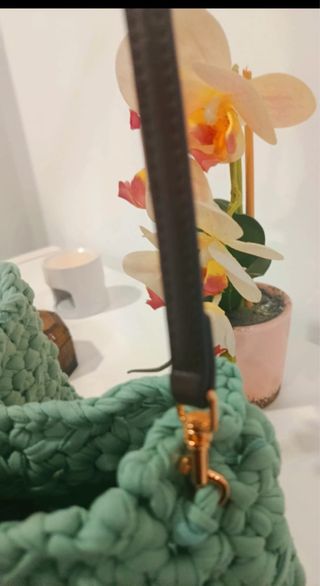 Bolso crochet verde agua marina con botón dorado